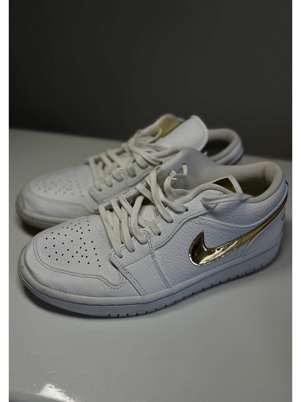 AIR JORDAN 1 Low SE White Metallic Gold Leather Sneakers 8